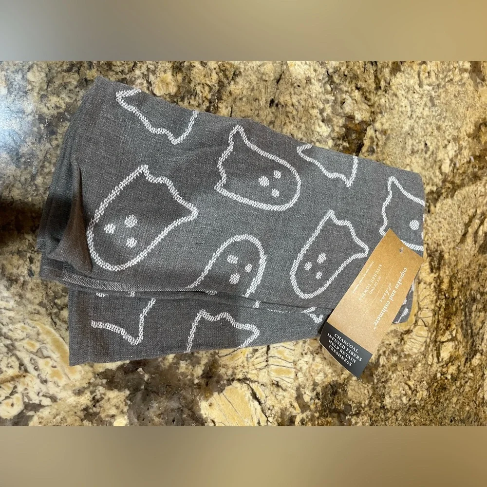 Cupcakes and Cashmere charcoal infused pumpkins kitchen towel set - Brand new!